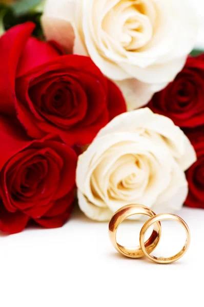 Růže a snubní prsteny, samostatný — Stock fotografie