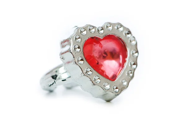 Prsten ve tvaru srdce, izolované na bílém — Stock fotografie