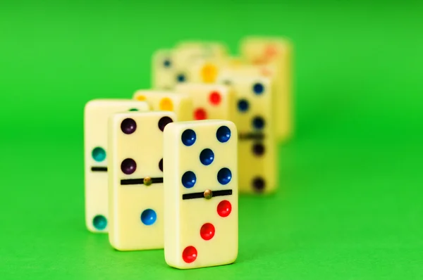 Massor av dominobrickor på gröna — Stockfoto