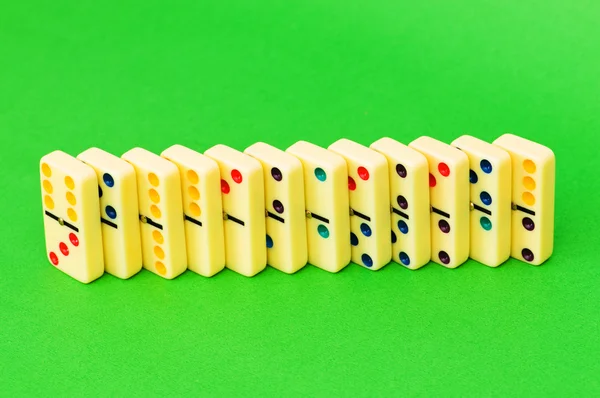 Montes de dominós no verde — Fotografia de Stock