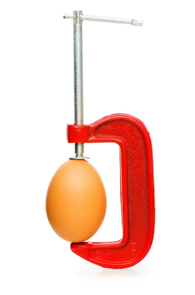 Concetto di forza con uovo e morsetto — Foto Stock