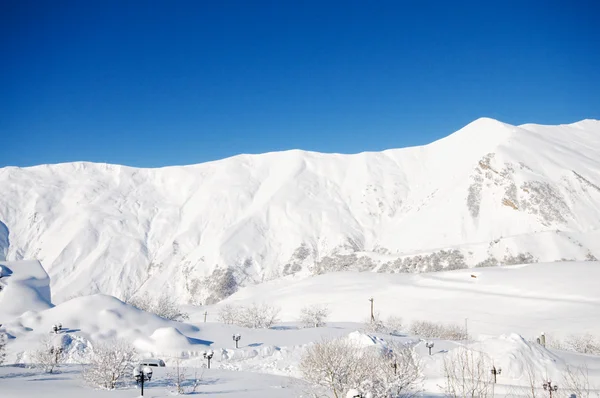 Montañas altas bajo la nieve —  Fotos de Stock