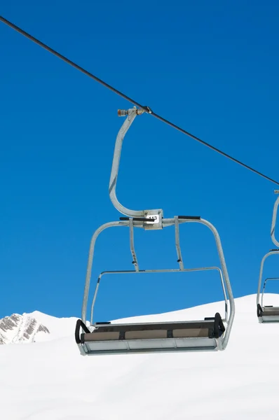 Лыжные подъемники в светлый день — стоковое фото