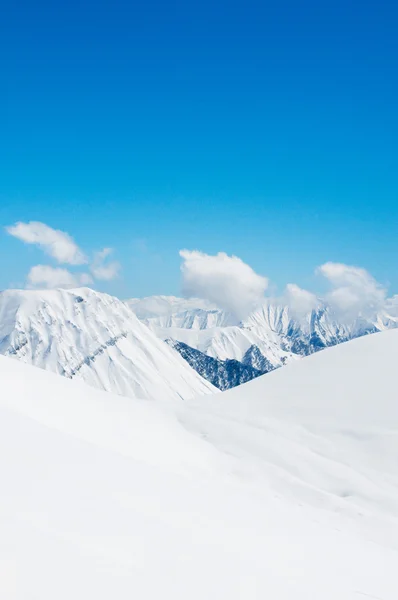 Montañas altas bajo la nieve — Foto de Stock