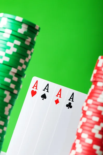 Kasino pelimerkkejä ja kortteja vastaan vihreä — kuvapankkivalokuva