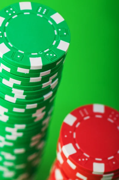 Casino chips en kaarten tegen groen — Stockfoto