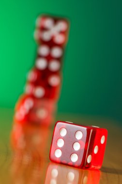 Kırmızı casino dice yığını