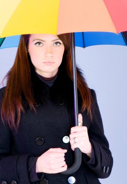 şemsiye ile genç kadının portresi