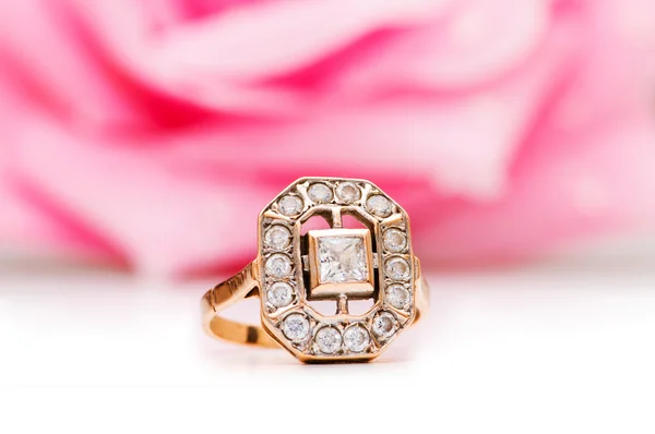Anello d'oro e rosa — Foto Stock