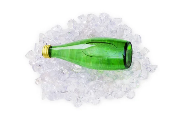 Grön flaska vatten på isbitar — Stockfoto