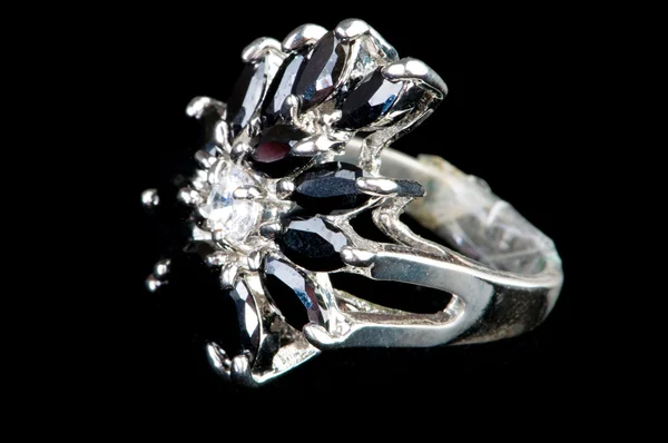 Ювелирное кольцо, изолированное на черном — стоковое фото