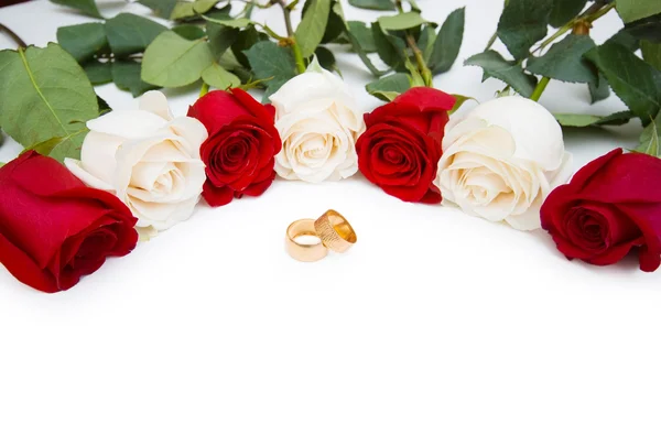 Wedding concept with roses and rings — Stock Photo, Image