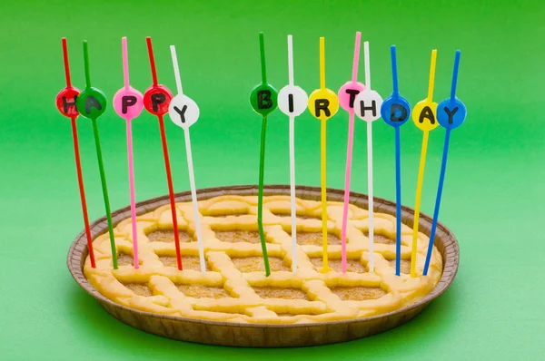 Pastadaki doğum günü mumları kutlu olsun — Stok fotoğraf