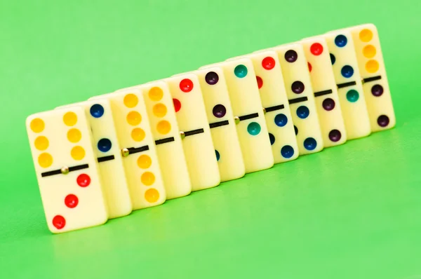 Massor av dominobrickor på gröna — Stockfoto