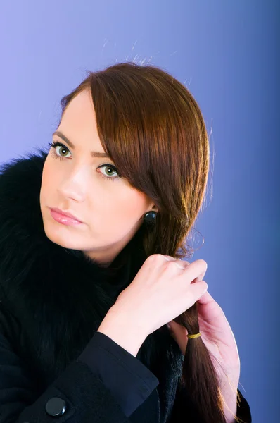 Egy fiatal nő visel kabátot portréja — Stock Fotó