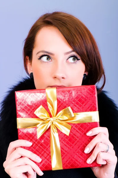 빨간 선물 상자를 가진 젊은 여자 — 스톡 사진