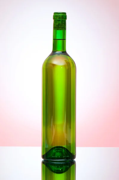 Flaska vin mot bakgrund — Stockfoto
