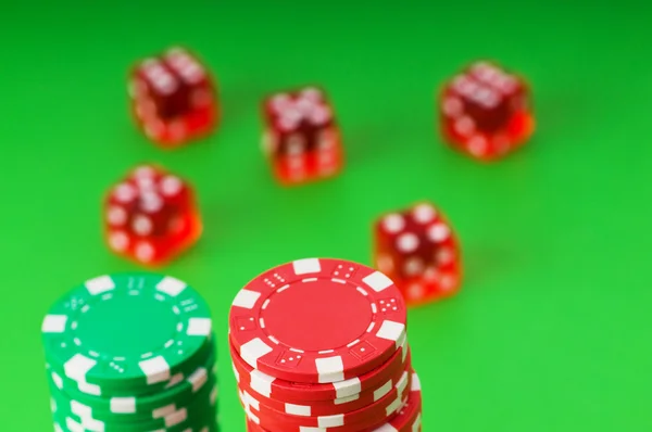 Casino chips en kaarten tegen groen — Stockfoto