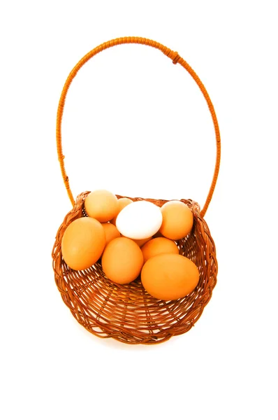 完全な白で隔離される卵のバスケット — ストック写真