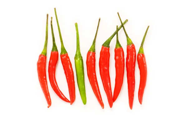 Röd chilipeppar isolerade — Stockfoto