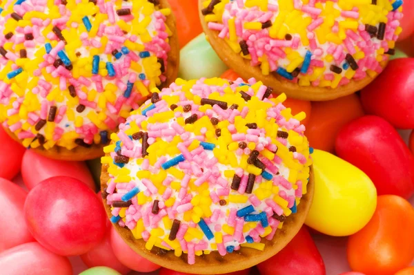 Søde kager og farverige tandkød - Stock-foto