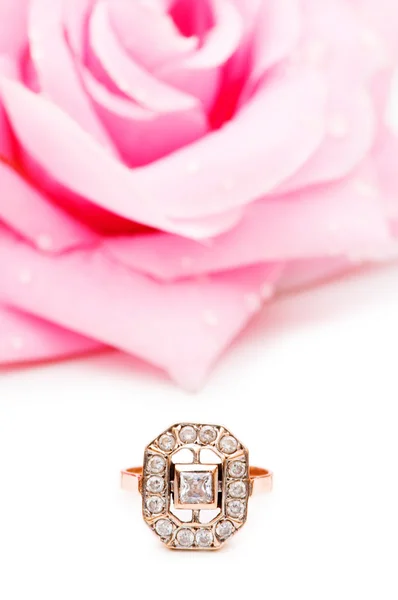 Złoty pierścień i róża — Zdjęcie stockowe