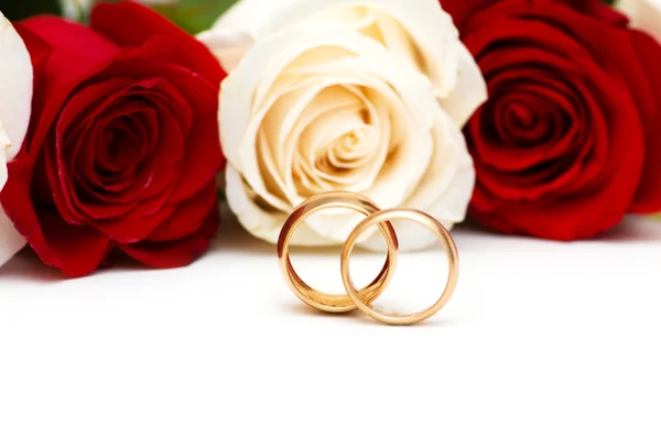 Rosas e anéis de casamento isolados — Fotografia de Stock