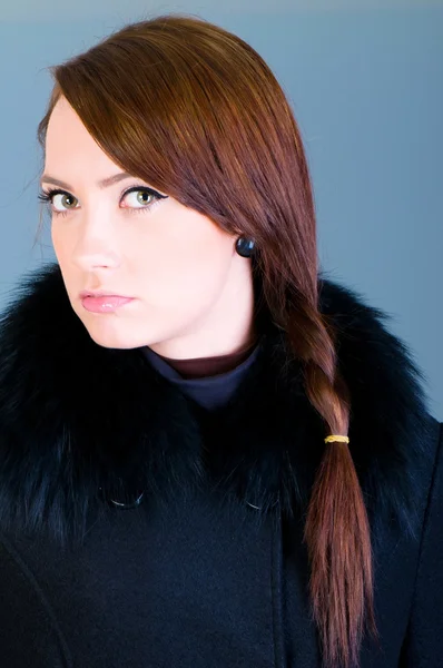 Portret van een jonge vrouw die jas — Stockfoto