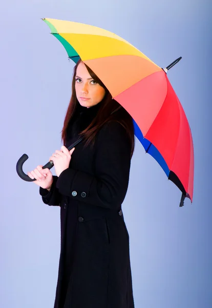 우산을 가진 젊은 여자의 초상화 — 스톡 사진