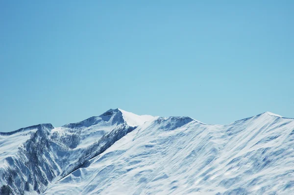 Montañas altas bajo la nieve — Foto de Stock
