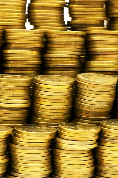 Fechar as pilhas de moedas de ouro — Fotografia de Stock