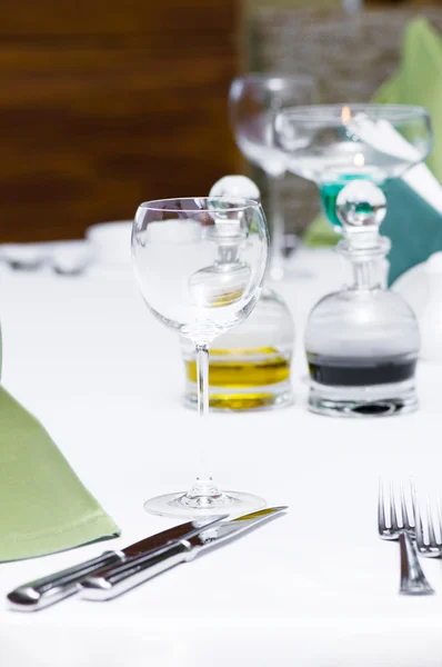 Copas de vino sobre la mesa — Foto de Stock