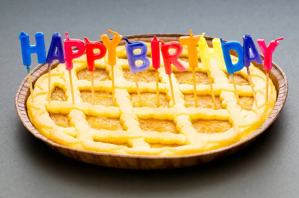 Feliz cumpleaños velas en el pastel — Foto de Stock