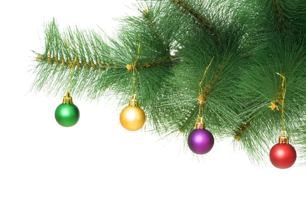 Joulukuusi koristelu puussa — kuvapankkivalokuva