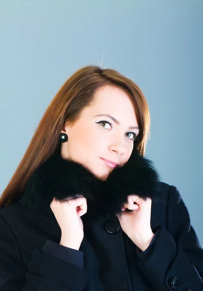 Ritratto di una giovane donna che indossa un cappotto — Foto Stock