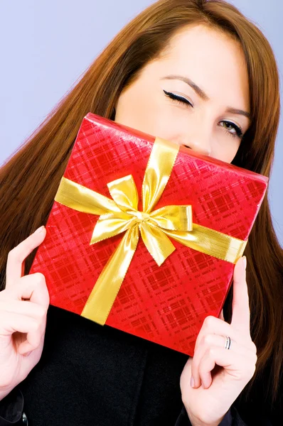 Mujer joven con caja de regalo roja —  Fotos de Stock
