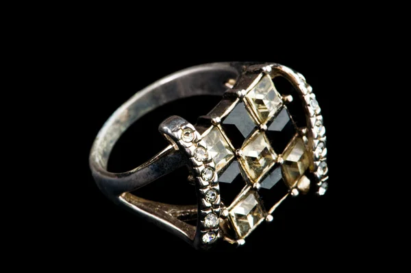 Δαχτυλίδι κοσμήματα που απομονώνονται σε το μαύρο — Φωτογραφία Αρχείου