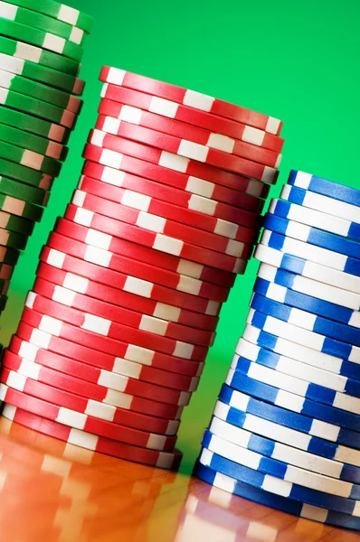 Stack av kasinomarker mot lutning — Stockfoto