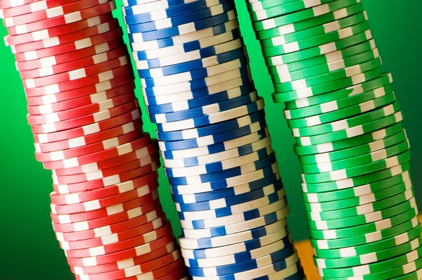 Pilha de fichas de casino contra gradiente — Fotografia de Stock