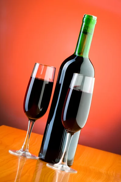 Copas de vino contra fondo —  Fotos de Stock