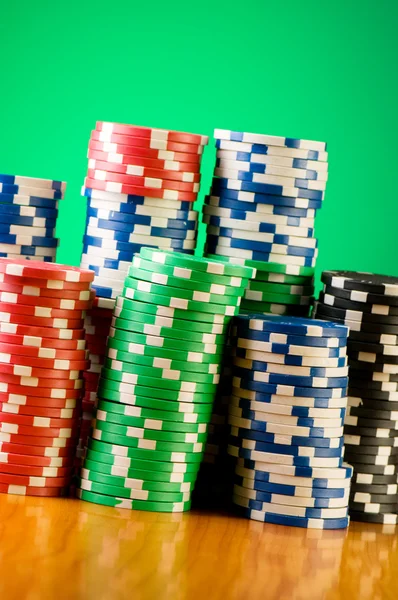 Tumpukan chip kasino melawan gradien — Stok Foto