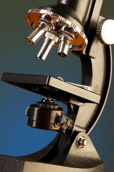 Mikroskop proti modrá stupnice — Stock fotografie