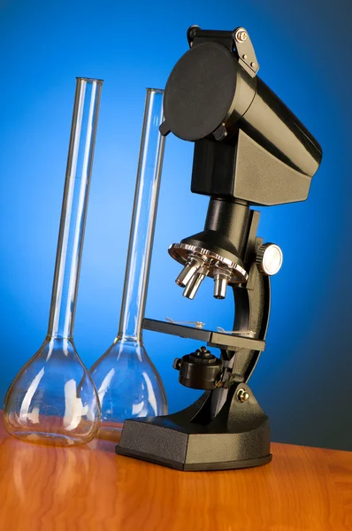 Microscopio contra gradiente azul —  Fotos de Stock