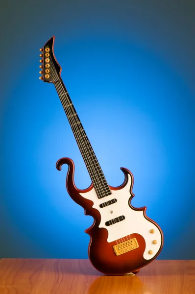 Guitarra de madera contra gradiente —  Fotos de Stock