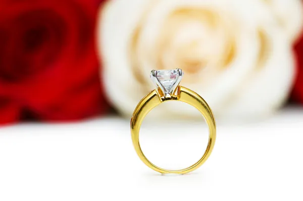 Концепция свадьбы с розами и кольцами — стоковое фото