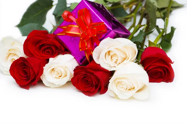 Geschenkbox und Rosen isoliert — Stockfoto