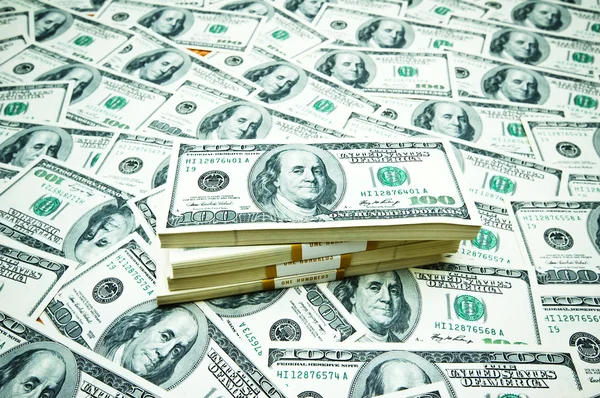 Пачка долларов на денежном фоне — стоковое фото
