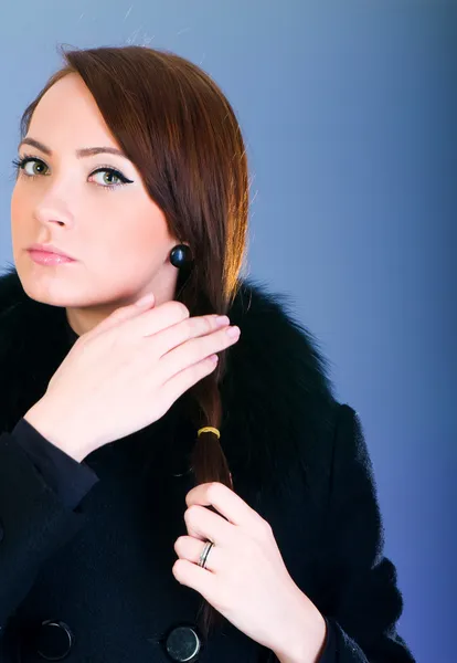 Retrato de uma jovem mulher vestindo casaco — Fotografia de Stock