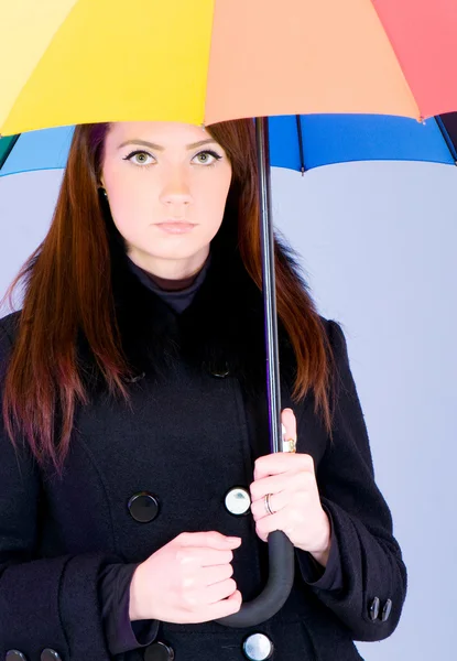 우산을 가진 젊은 여자의 초상화 — 스톡 사진
