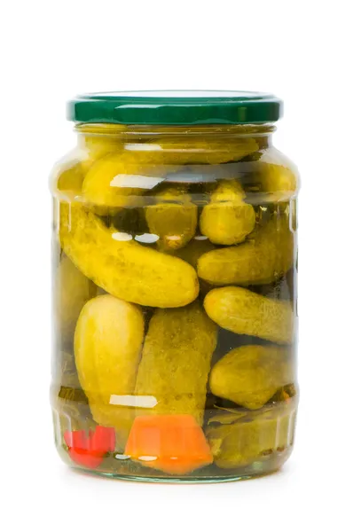 Gekneusde komkommers in glazen pot — Stockfoto